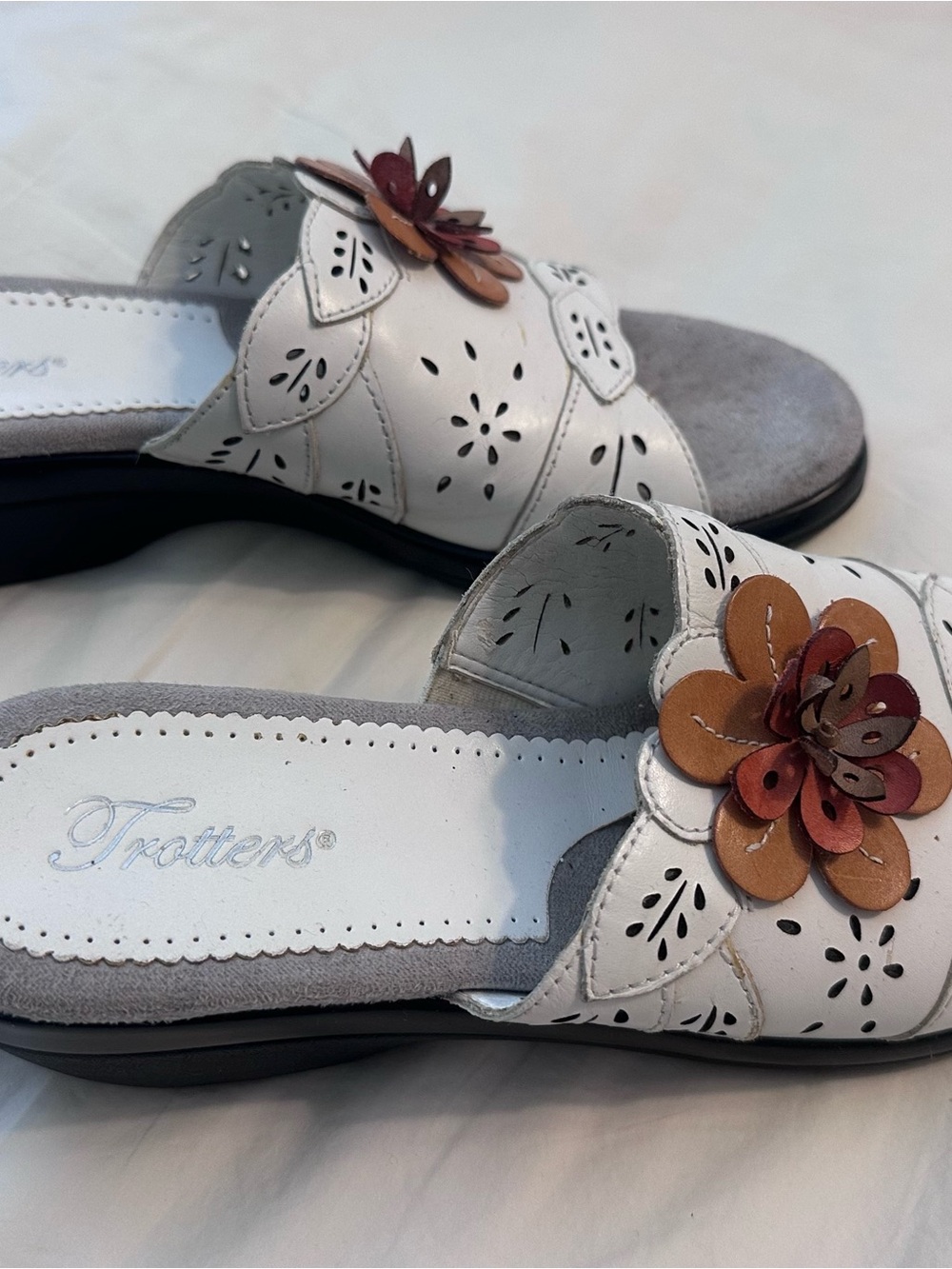 Trotters White Leather Floral Slide Mules with Tan & Burgundy Flower - 9 Narrow